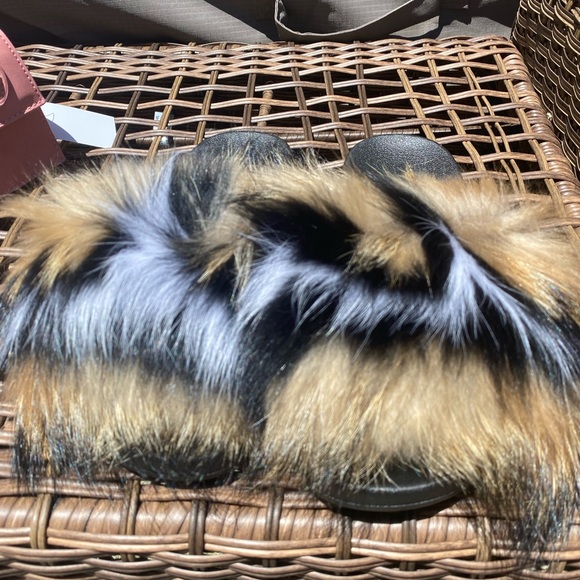 Brown/skunk Faux fur slides - multiple sizes available - Picture 3 of 4